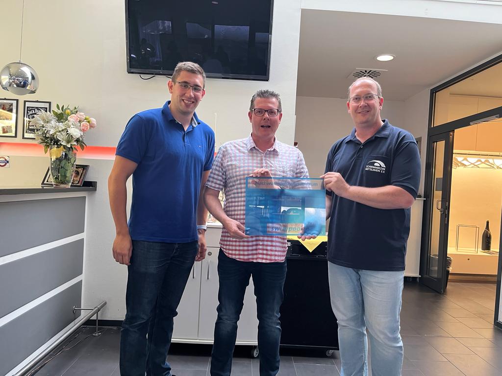 Foto der Übergabe des Schildes, welches gehalten wird von Christian Hemker (SBM), Frank Lamodke (SVNRW) und Mark Scheer (SBM)