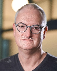 Ein Bild, das Menschliches Gesicht, Person, Lächeln, Vorderkopf enthält.</p>
<p>Automatisch generierte Beschreibung